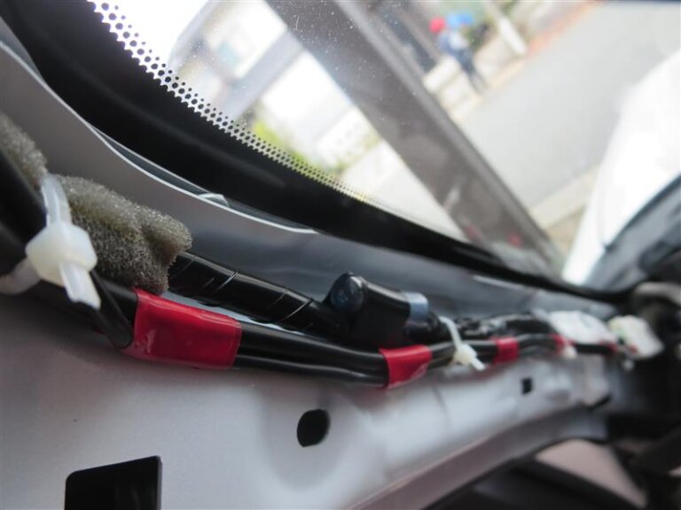 メーターフード付近から異音