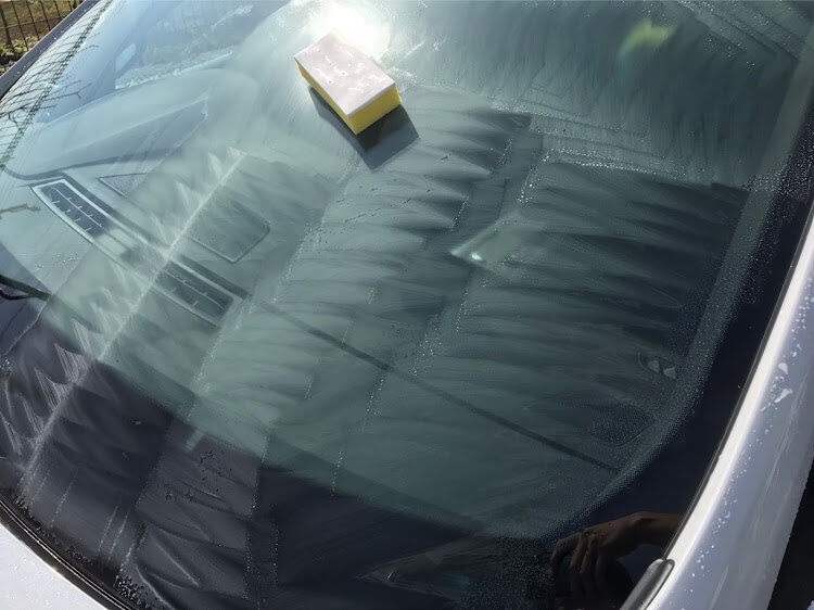 運転時に前が見えない！？フロントガラスのギラつき・曇りの原因