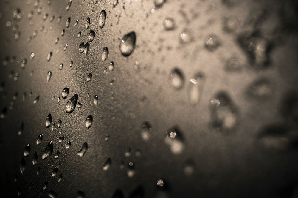 車に雨汚れが付着する原因｜雨汚れを取り除く方法も解説